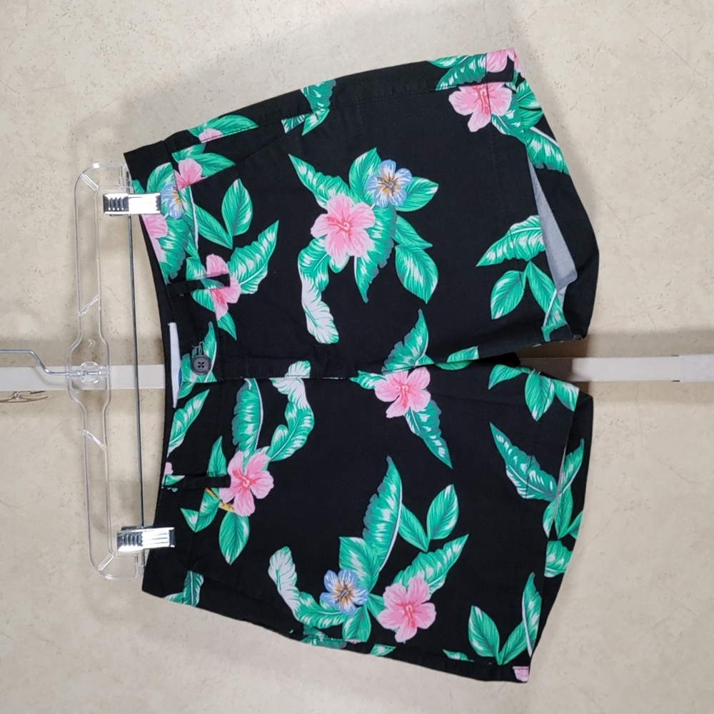 2/$10 05199 Old Navy black w/pink & blue floral cotton shorts 4